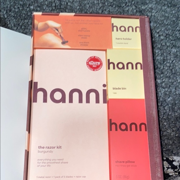 NEW in BOX Hanni Burgundy Razor Starter Set - Picture 4 of 5